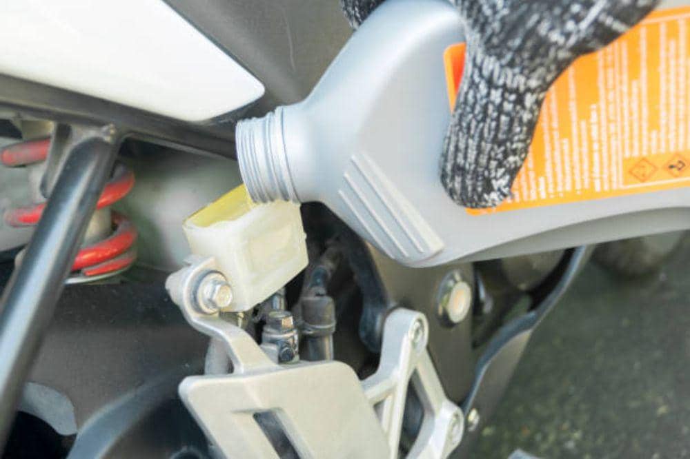 6 Perbedaan Oli Samping dan Oli Mesin yang Sering Bikin Keliru!