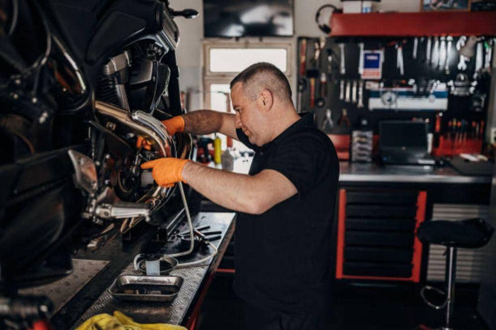 6 Perbedaan Oli Samping dan Oli Mesin yang Sering Bikin Keliru!