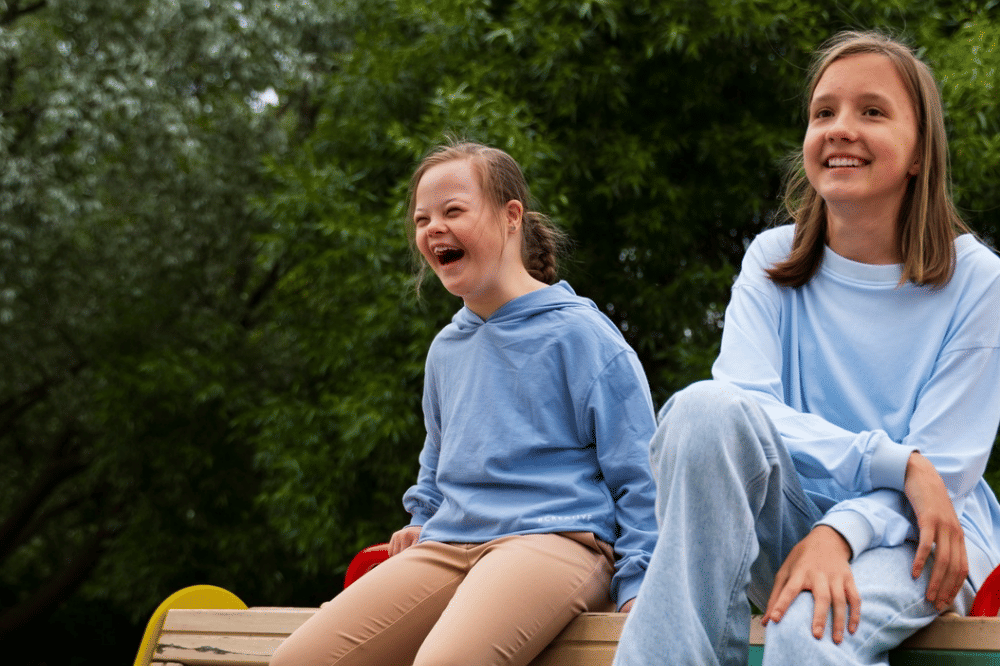 Para anak remaja sedang duduk di taman bermain