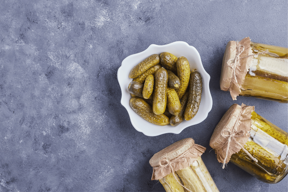 acar timun atau pickles di mangkuk kecil dan toples