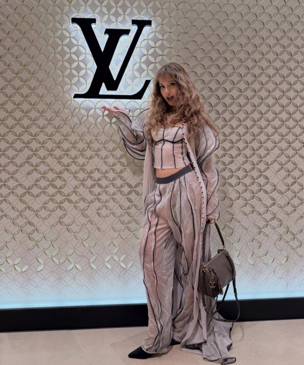 Rambut Keriting Lisa BLACKPINK di Acara Louis Vuitton, Bikin Pangling!