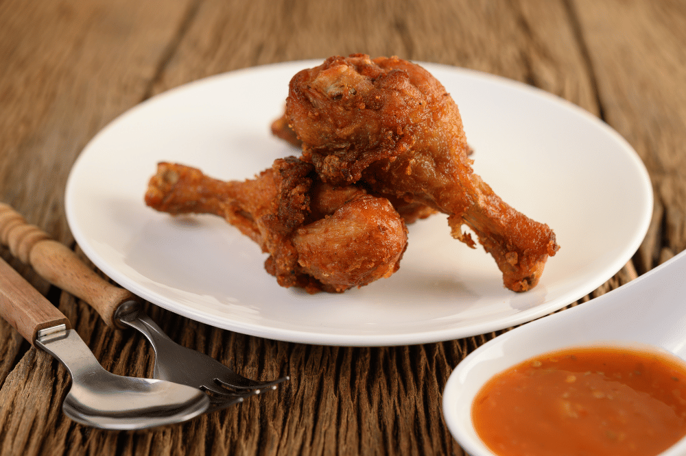 ayam goreng di piring dan sambal