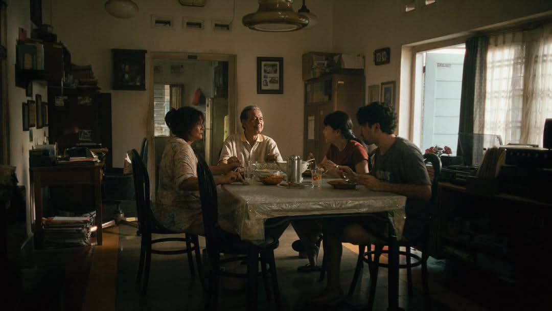 Suasana meja makan keluarga Biru Laut