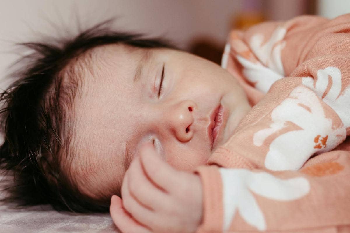 Alasan medis mengapa anak sering kaget saat tidur