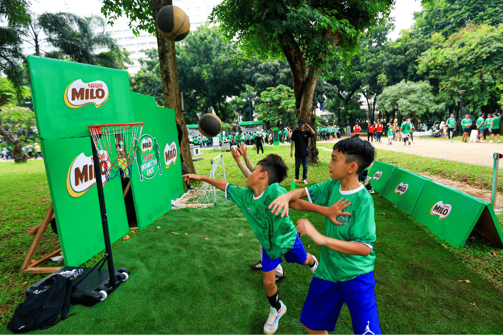 suasana meriah di lapangan terbuka