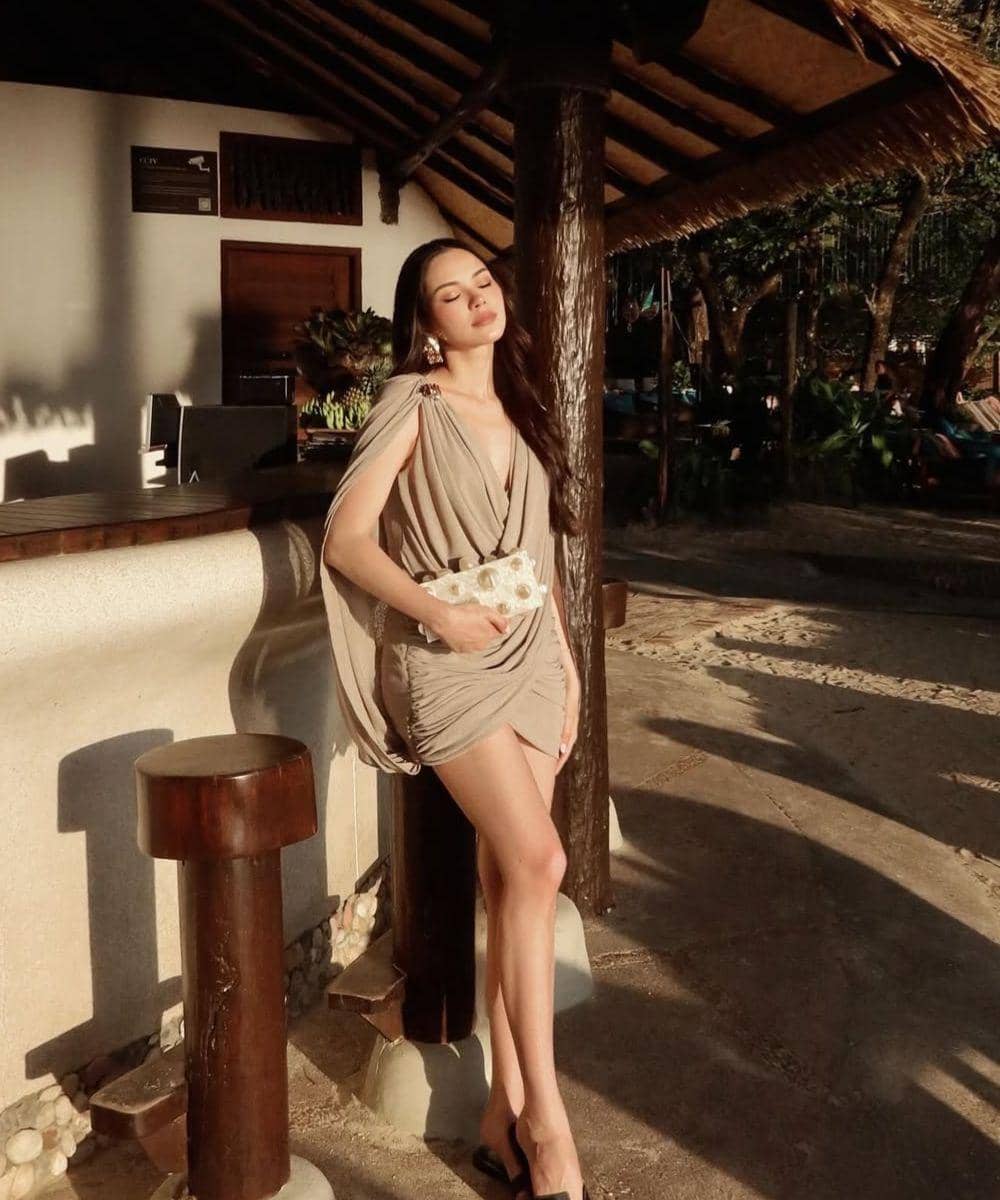 Mini dress cokelat muda yang banjir pujian