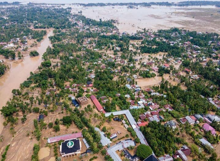 Foto udara rumah-rumah warga yang terdampak banjir bandang di Meureudu, Kabupaten Pidie Jaya, Jumat (28/11/25).