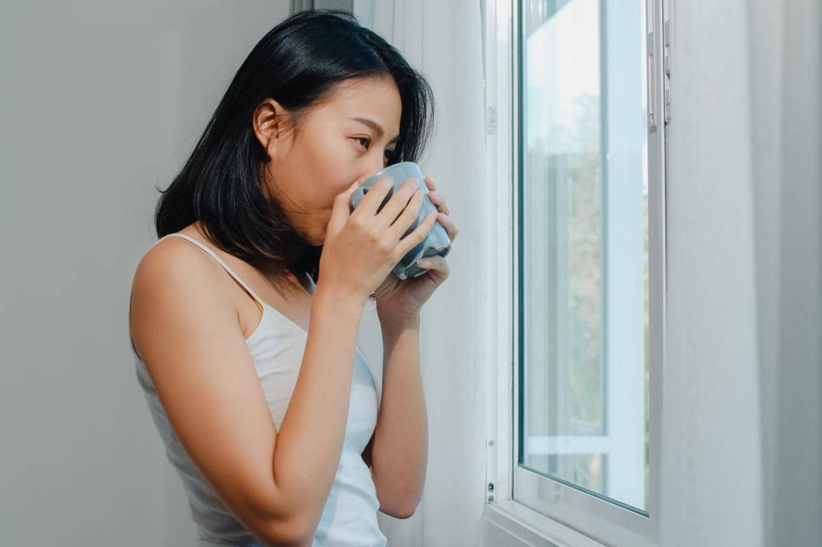 ilustrasi perempuan minum air hangat