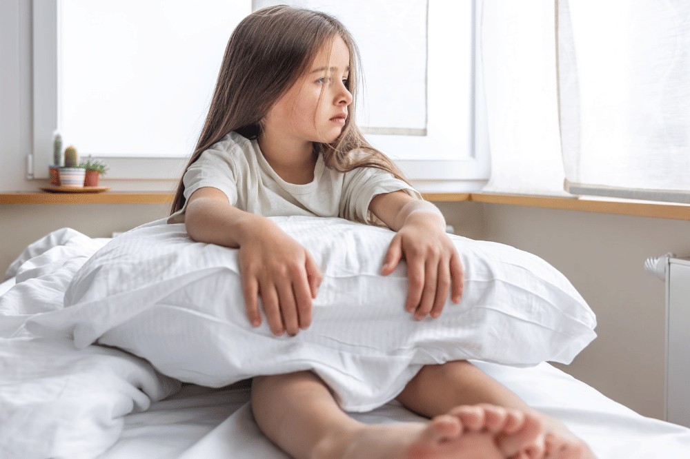 Anak perempuan baru bangun tidur di pagi hari