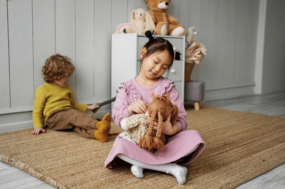 Kedua anak tersebut terlihat main dengan mainannya masing-masing