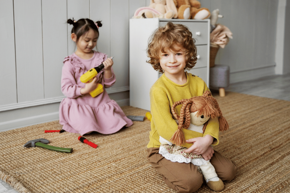 Kedua anak tersebut bertukar mainan