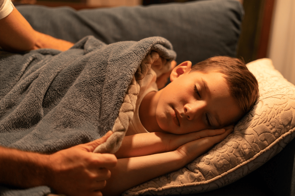 Anak laki-laki sedang tidur dan sedang diselimuti