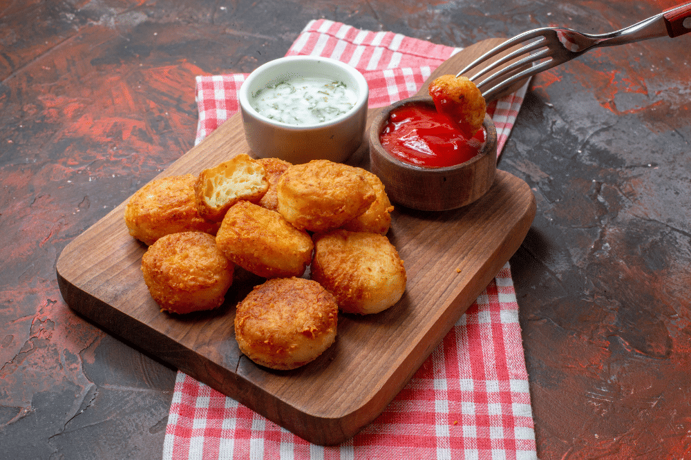 Nugget ayam kentang dengan saus cocolan