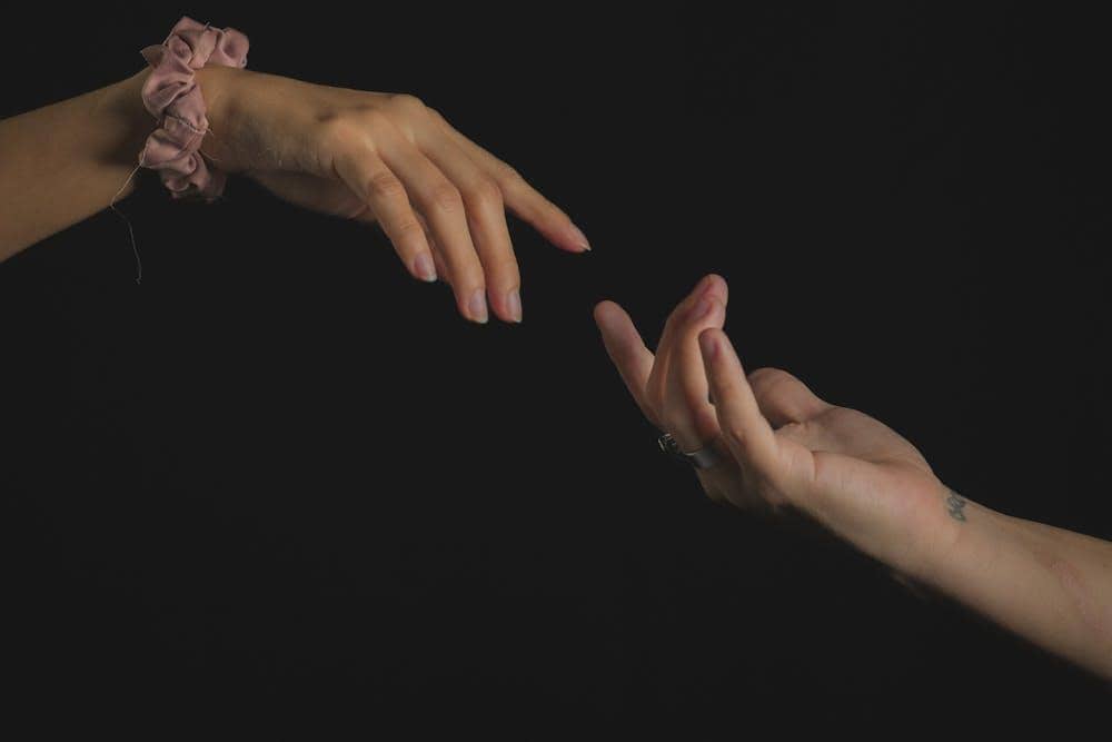 ilustrasi tangan laki-laki dan perempuan