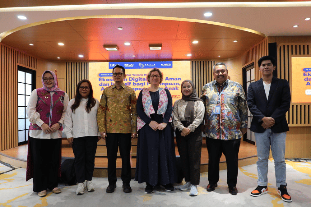Foto Bersama dengan Ditjen Pengawasan Ruang Digital Kementerian Komunikasi dan Digital Mediodecci Lustarini, Asisten Deputi Penyediaan Layanan Anak yang Memerlukan Perlindungan Khusus, KemenPPPA Ciput