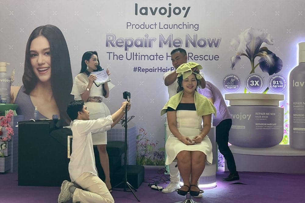 Demonstrasi teknik perawatan rambut yang benar oleh hair expert