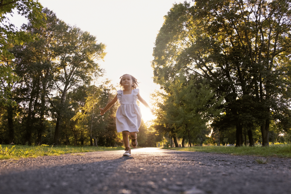 Anak terlihat senang berlarian di taman