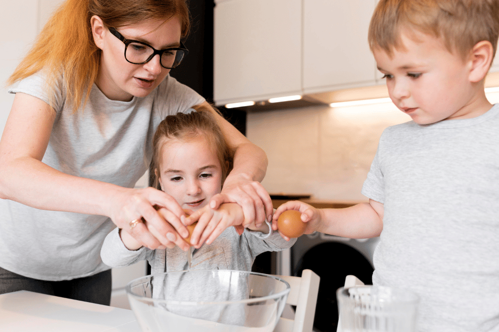 Mama membiarkan kedua anaknya mencoba membuka telur