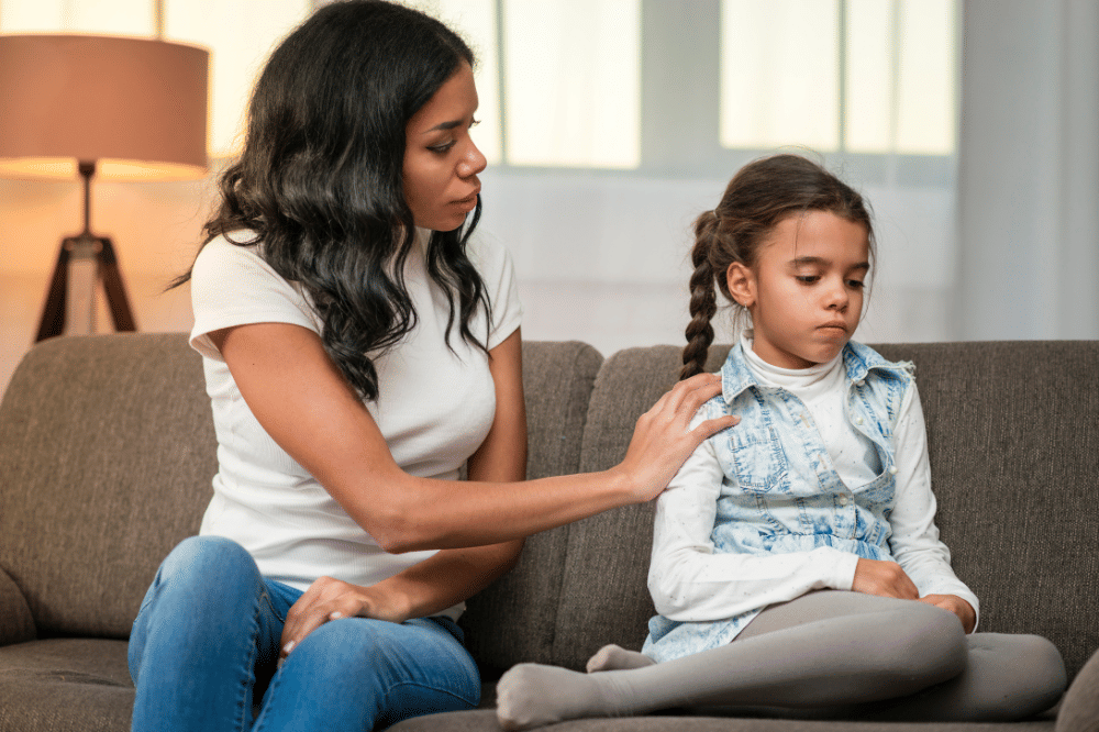 Mama menenangkan anak perempuan yg sedang sedih atau marah