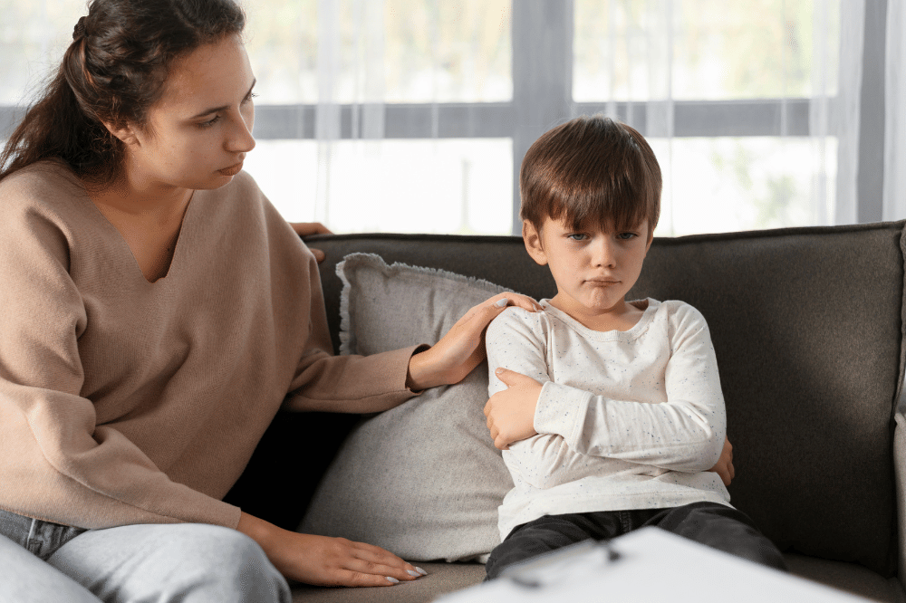 Mama terlihat mengajak ngobrol dan membujuk anaknya yg ngambek