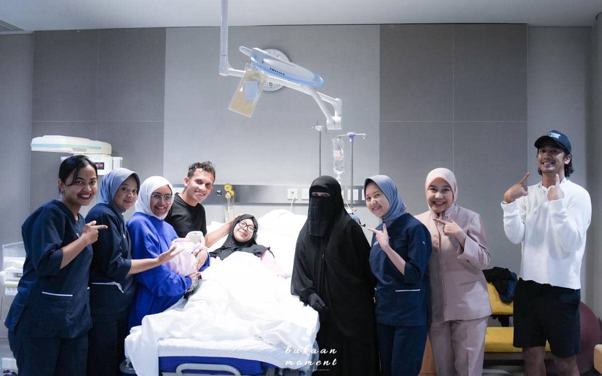 Adiba Khanza melahirkan 