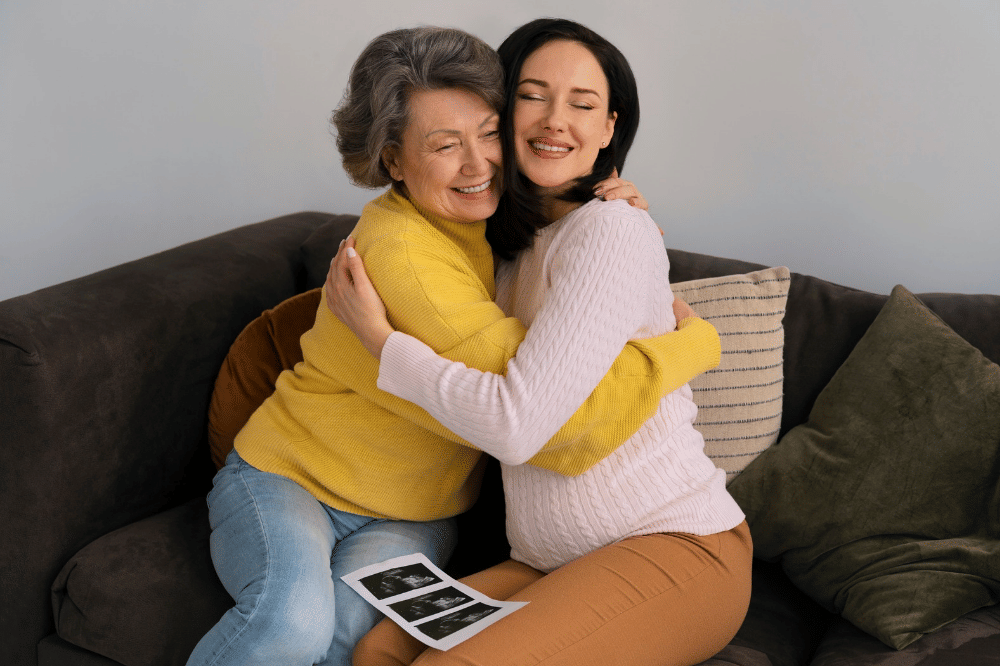 Mama tersenyu bahagia dan memeluk anak perempuannya ketika diberitahu sedang hamil