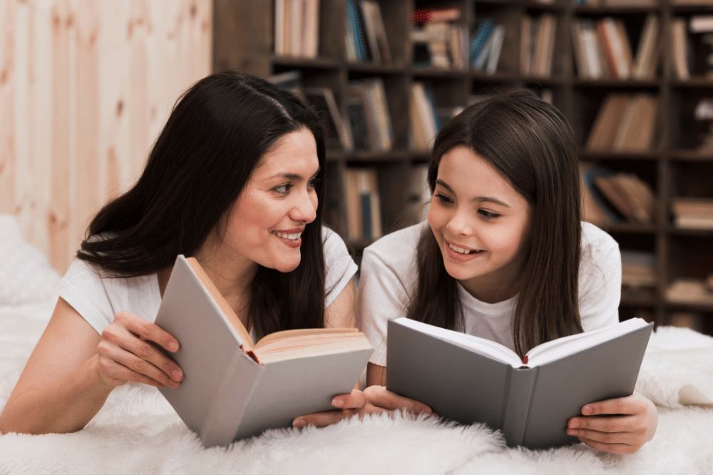 Mama dan anak perempuan membaca buku bersama