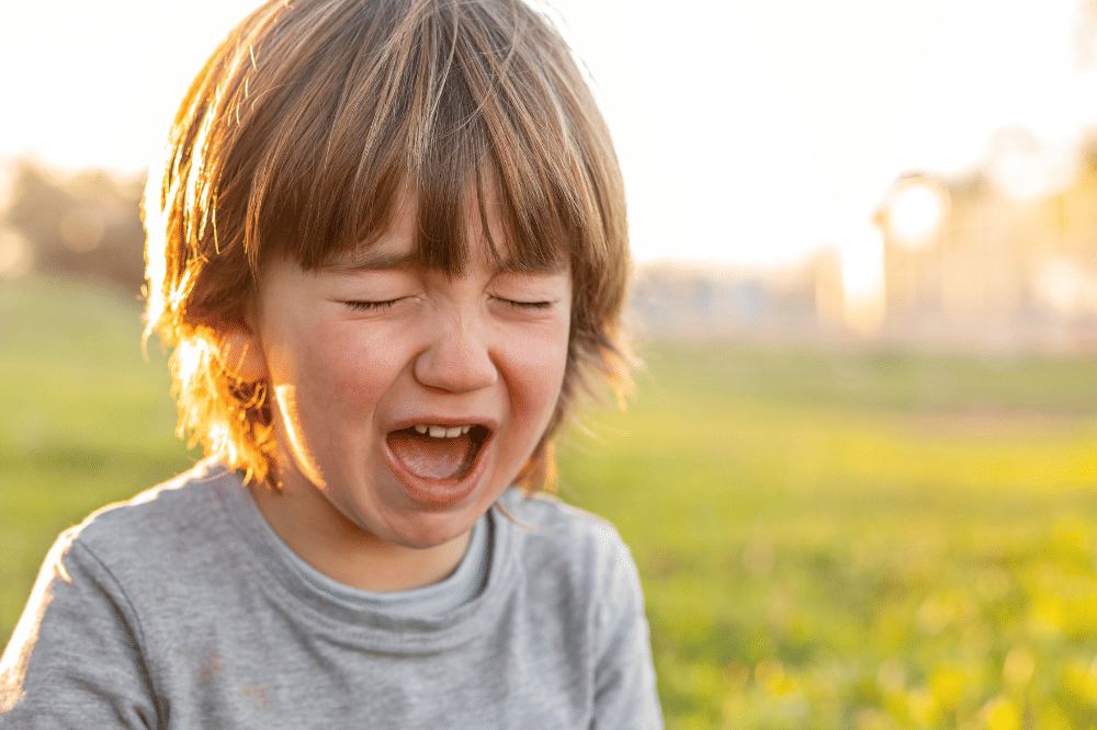Anak laki-laki terlihat sedih dan menangis