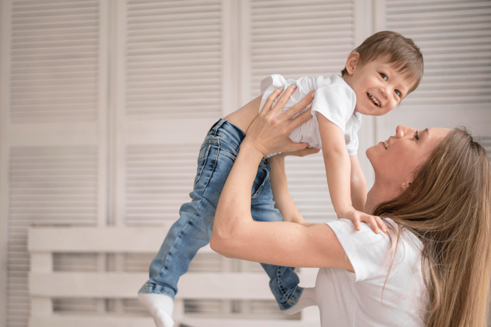 Mama menggendong anak laki-laki