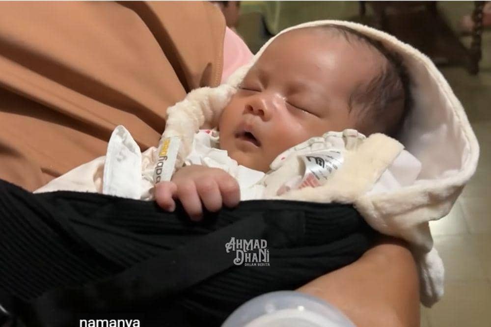 Siti Aminah tertidur pulas selama proses akikah.jpg