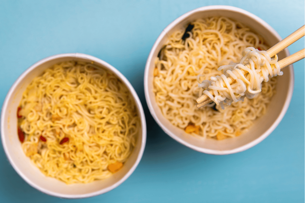 Dua mangkuk mie instan dengan sumpit