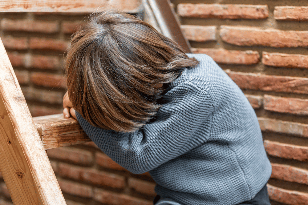 Anak laki-laki terlihat menutup diri