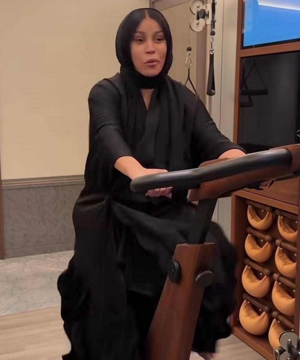 1 Bulan Usai Melahirkan, Cardi B Sudah Workout Demi Tur Dunia