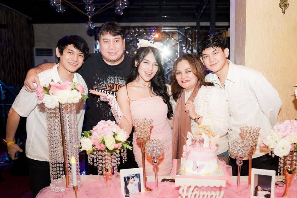 Fakta Orangtua Davina Karamoy