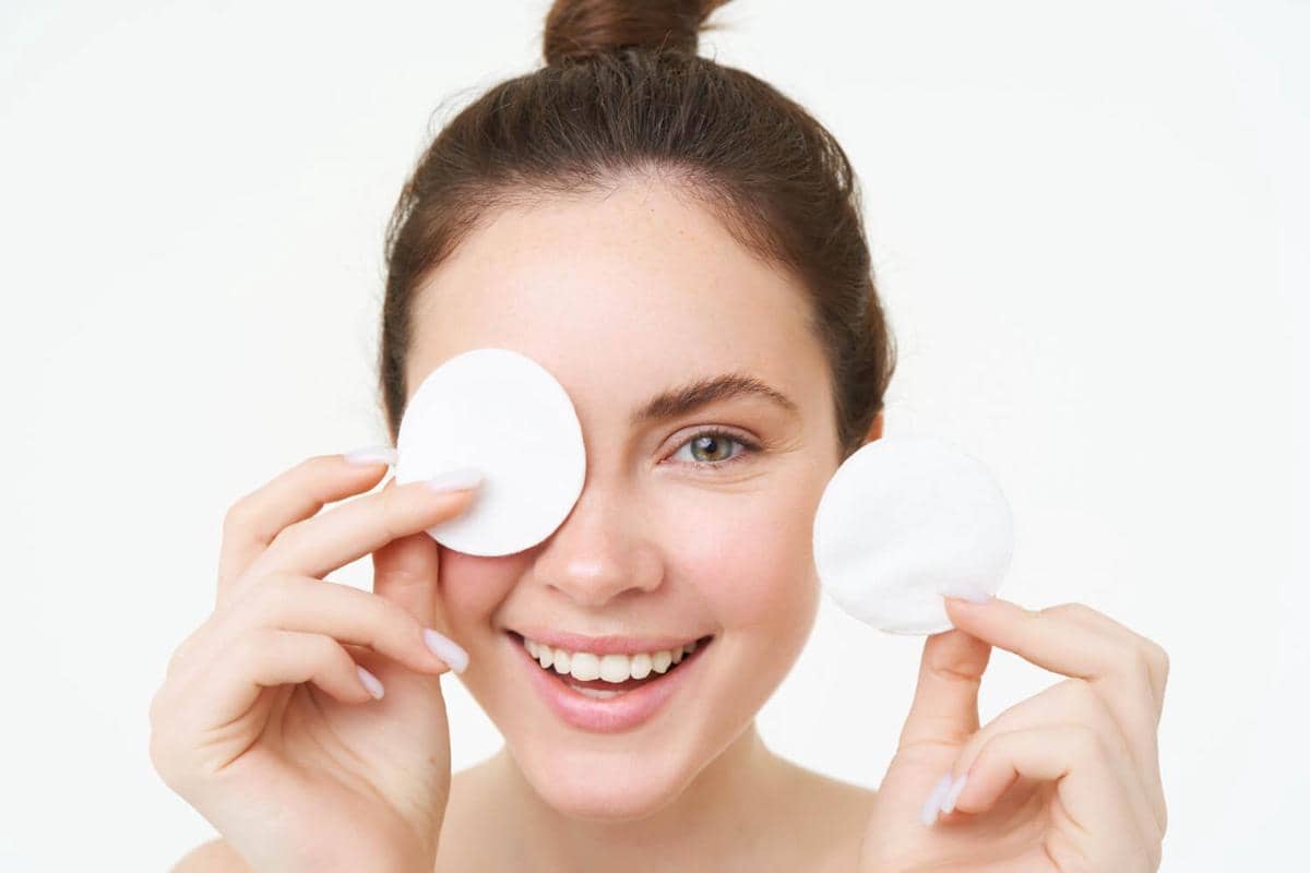ilustrasi membersihkan makeup