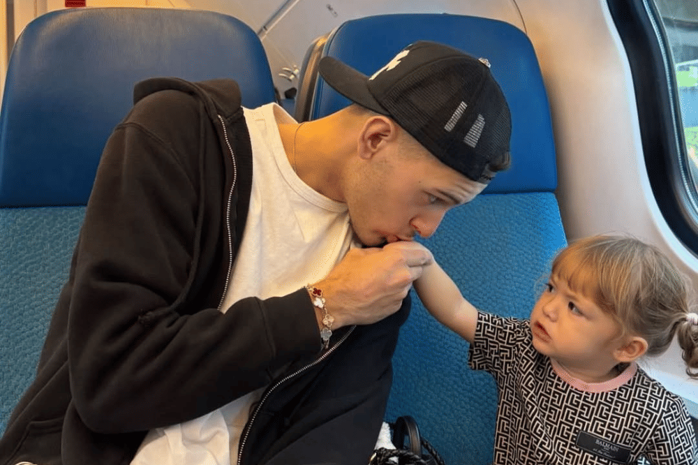 Justin Hubner sedang mencium tangan Kamari saat di transportasi umum