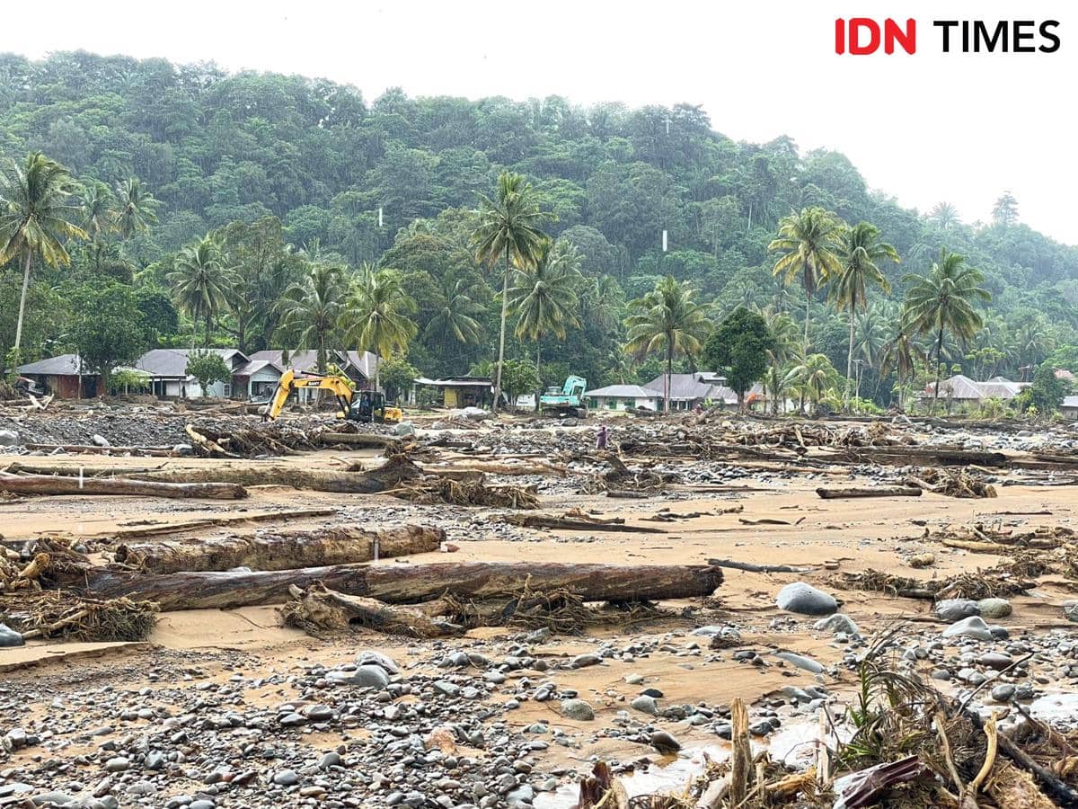 Keadaan di lokasi bencana banjir bandang yang terjadi di Batu Busuk Padang (Foto: IDN Times/Halbert Caniago)