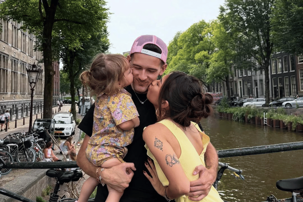 Kamari dan Jennifer Coppen sedang mencium pipi Justin Hubner