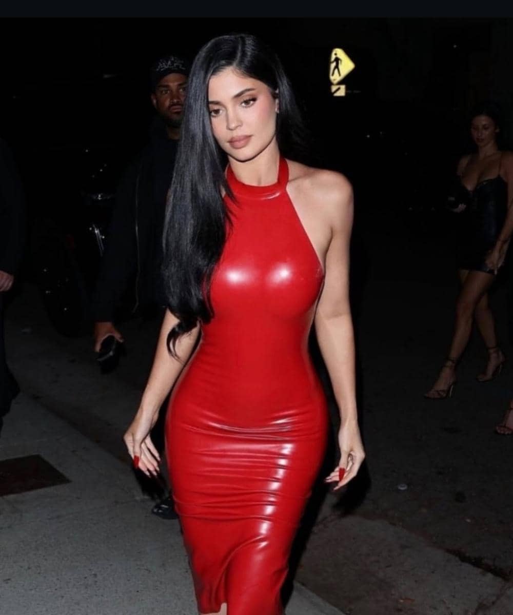Kylie Jenner Rayakan Natal dengan Santa Red Latex yang Super Bold