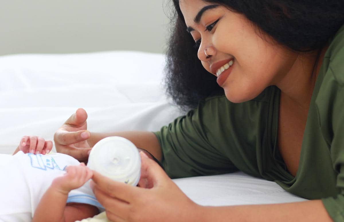 Mulut bayi tampak lembap setelah menyusu