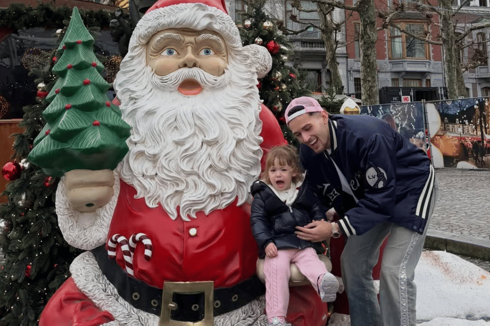 Justin Hubner menemani Kamari yang menangis saat foto dengan patung sinterklas