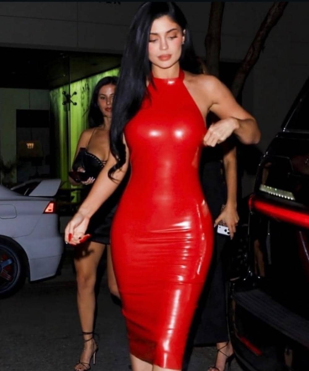 Kylie Jenner Rayakan Natal dengan Santa Red Latex yang Super Bold