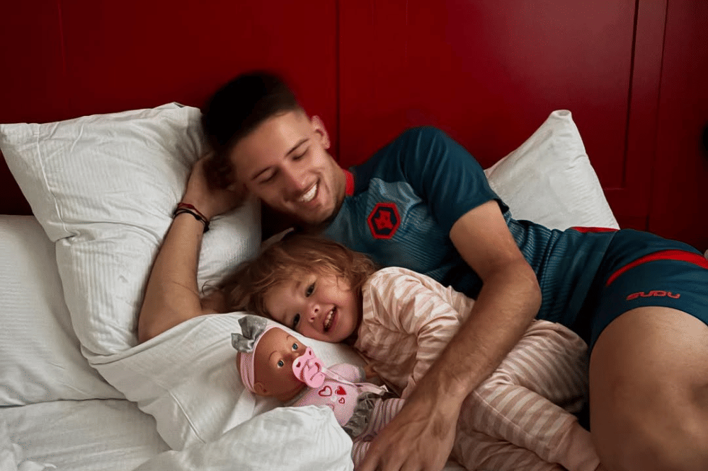 Justin Hubner sedang menemani Kamari tiduran di Kasur dengan bonekanya