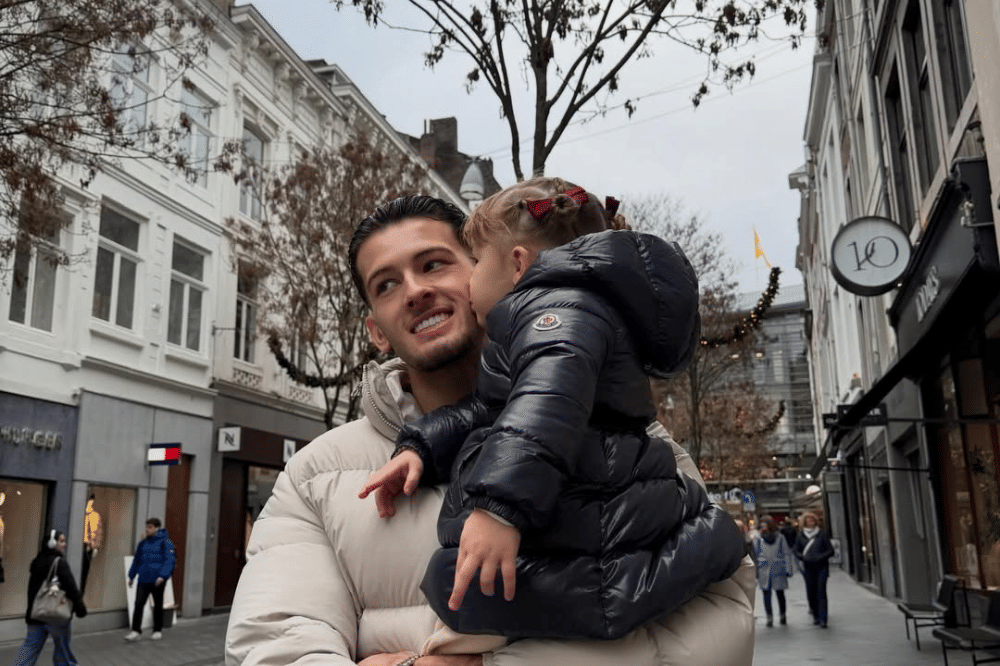 Justin Hubner sedang menggendong Kamari saat liburan di luar negeri