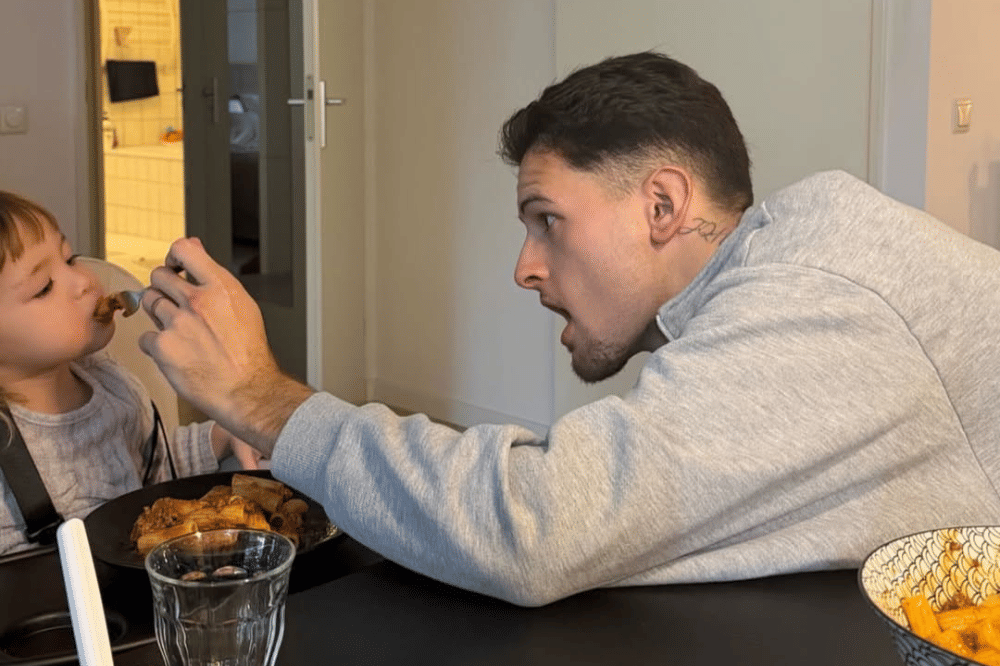 Justin hubner sedang menyuapi Kamari