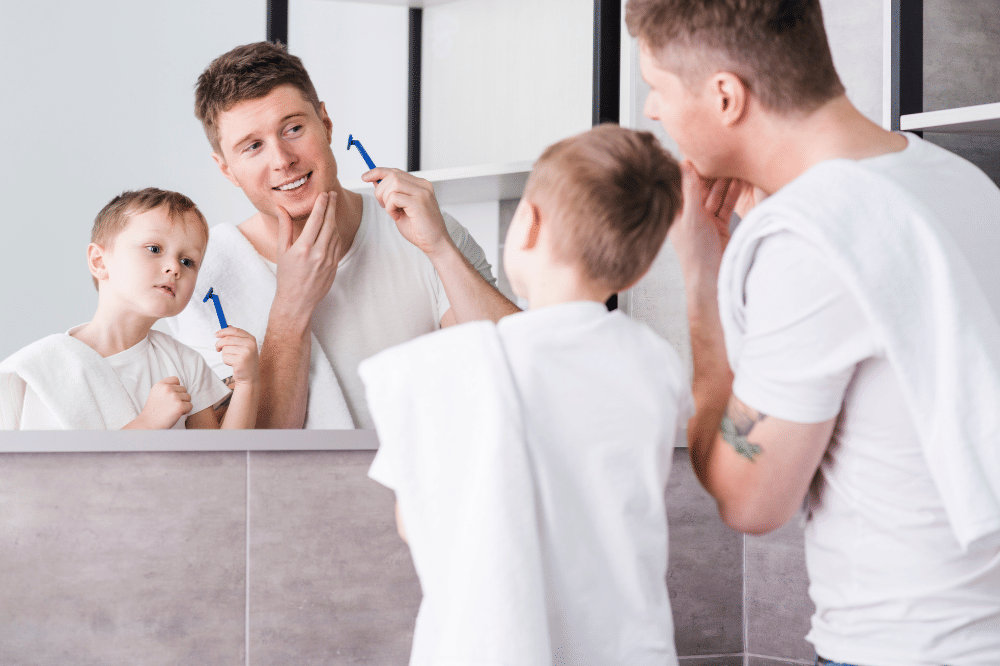 Anak laki-laki sedang meniru Papa yang sedang ingin mencukur