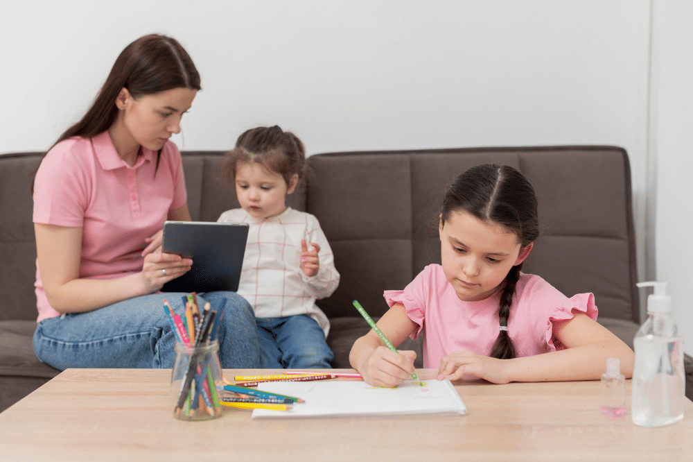 Mama sedang menemani kedua anak perempuannya belajar bersama