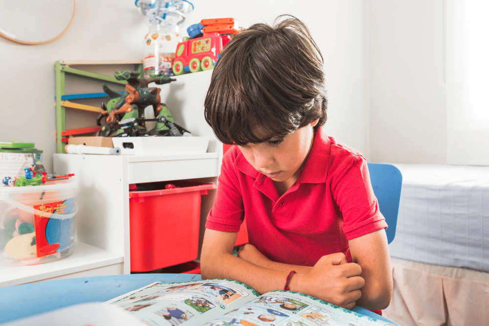 Anak laki-laki sedang membaca buku