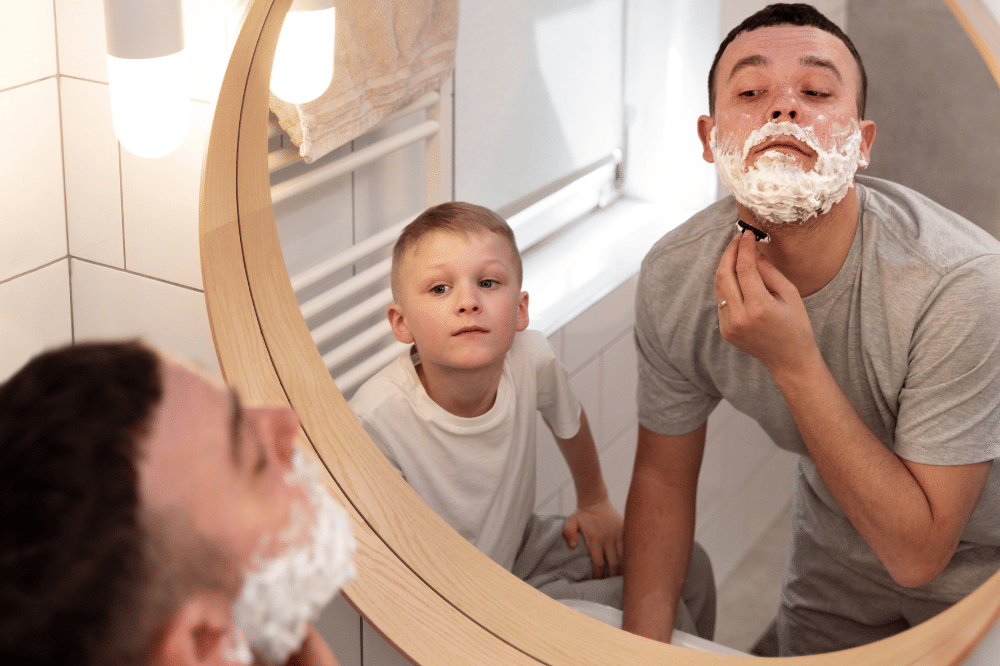 Anak laki-laki sedang meniru Papa dengan mangangkat dagu