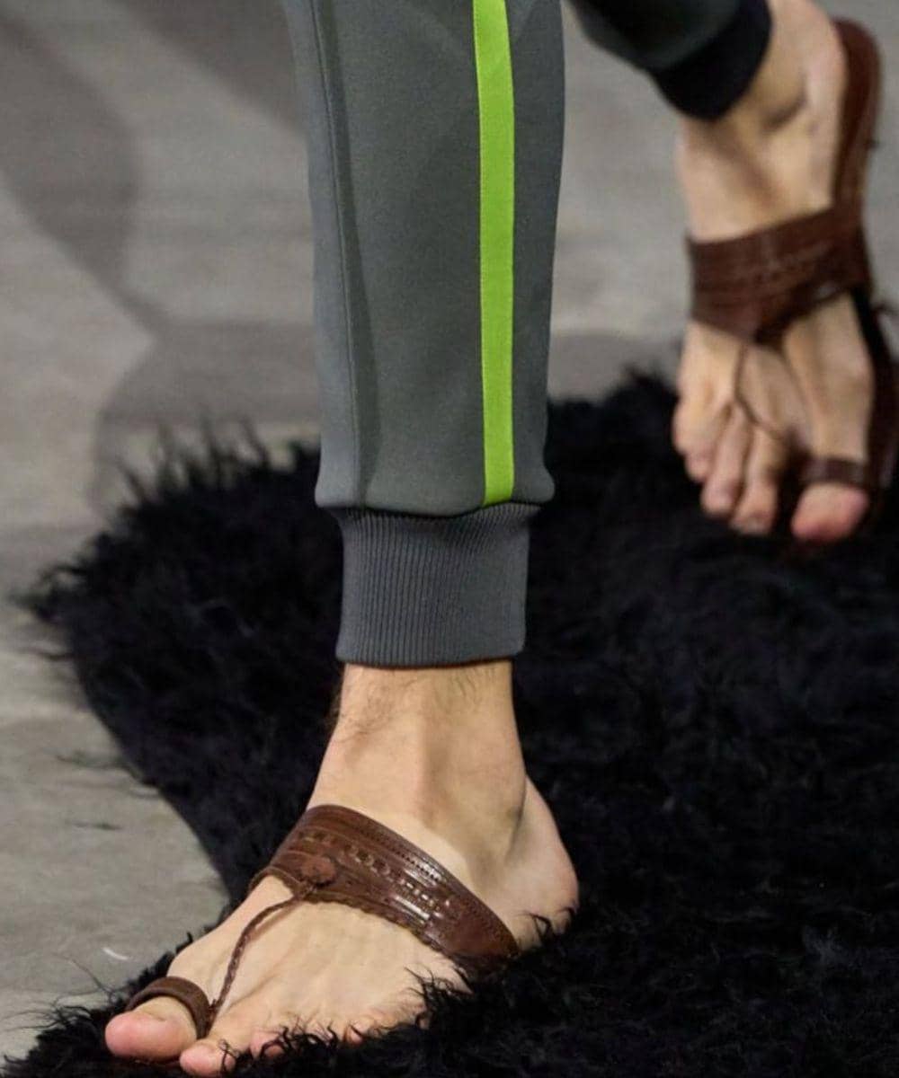 Prada Hadirkan Sandal Buatan India